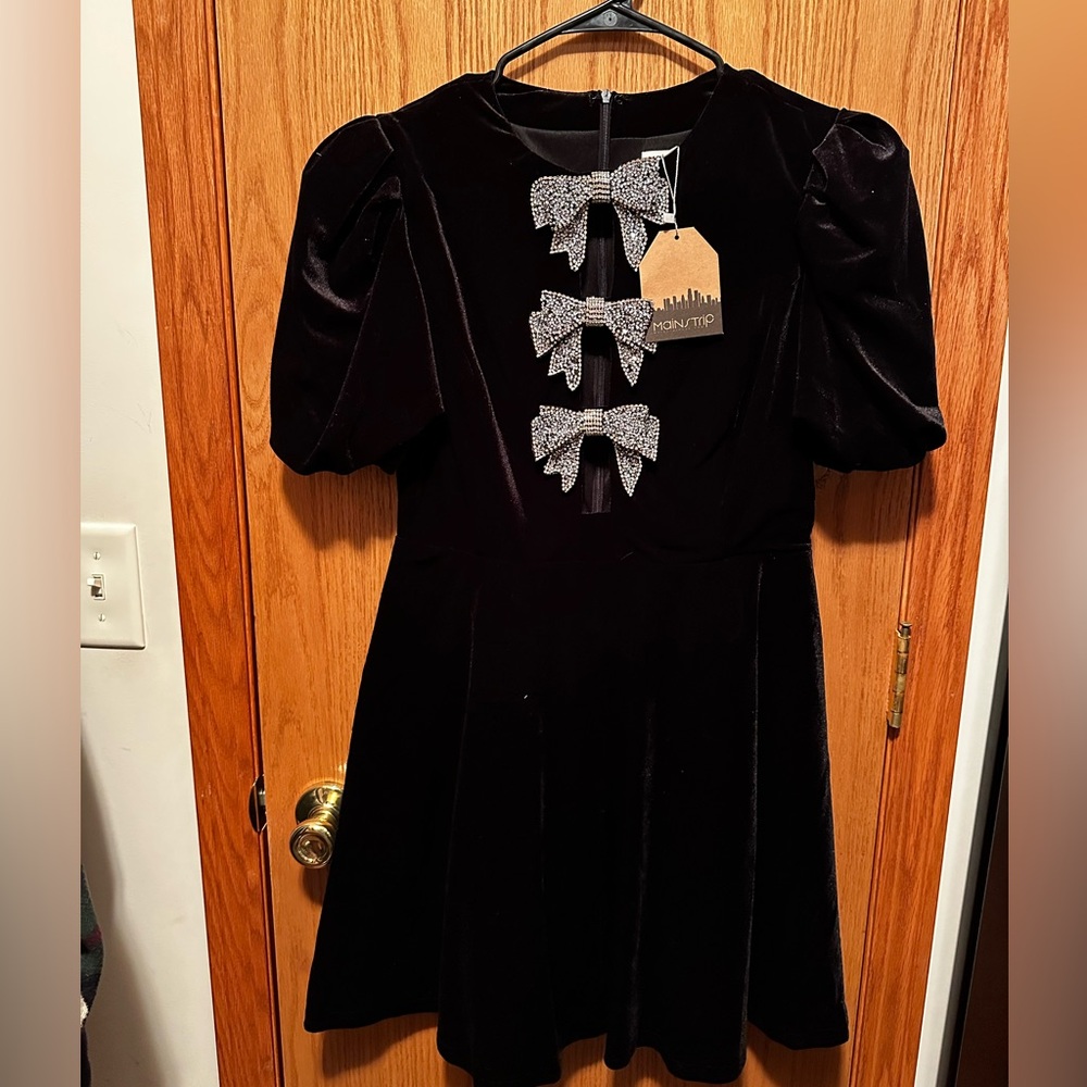 Main strip BOWS AND KISSES VELVET MINI DRESS IN BLACK Black velvet dress